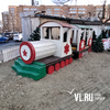 Вместо снесённого рынка на Первой Речке смонтировали новогоднюю фотозону с б/у паровозиком (ФОТО)