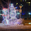 В сквере рядом с остановкой «Площадь Совершеннолетия» из ленты подсветки сделали двухметровый подарок и двух снеговиков — newsvl.ru