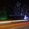 Через дорогу, около набережной, поставили снеговика с подарками и подсветили зелёными, белыми и жёлтыми лампочками деревья — newsvl.ru