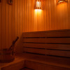 В бане большая парилка с веником. Фото: баняморе.рф — newsvl.ru