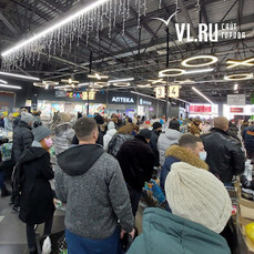 С приближением Нового года «пробки» в торговых центрах Владивостока достигли апогея