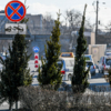 В качестве опоры для товара продавцы используют даже дорожные знаки — newsvl.ru