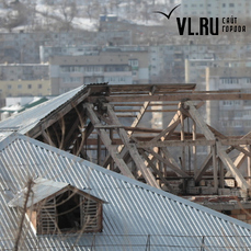 Жильцы дома в центре Владивостока третьи сутки сидят без отопления и без крыши