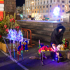 Бизнесмены сориентировались и в разгар праздника продавали здесь яркую новогоднюю атрибутику — newsvl.ru