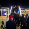 Описывая новогодний городок, ведущий упомянул, что на площадь отличный вид открывается с деревянных лестниц — newsvl.ru