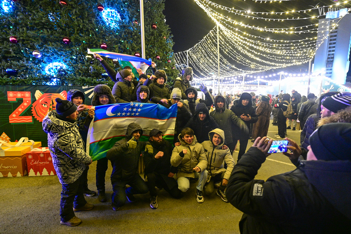 Владивосток отметил день. Новогодняя площадь Владивосток 2021. Люди во Владивостоке на празднике зима.