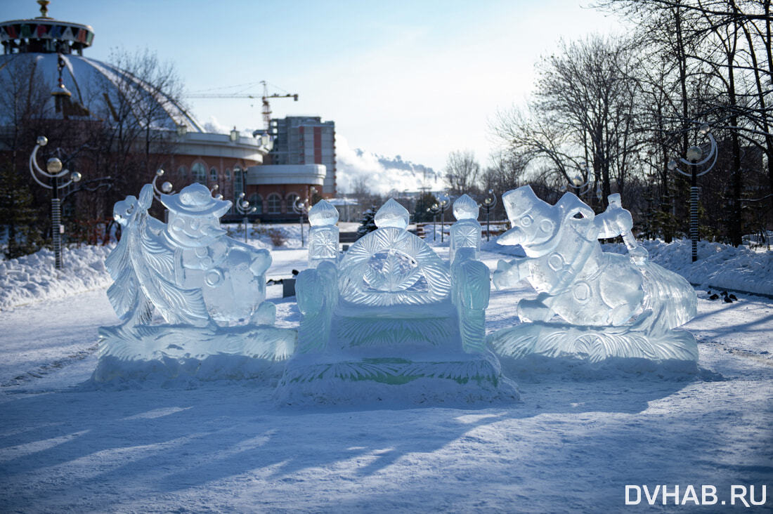 Ели хабаровск. Новогодний городок Индустриальный район Хабаровск. Елка в городе Хабаровске. Елка в Хабаровске 2021 фото.