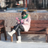 На льду установили деревянные лавочки, можно отдохнуть, не снимая коньков — newsvl.ru