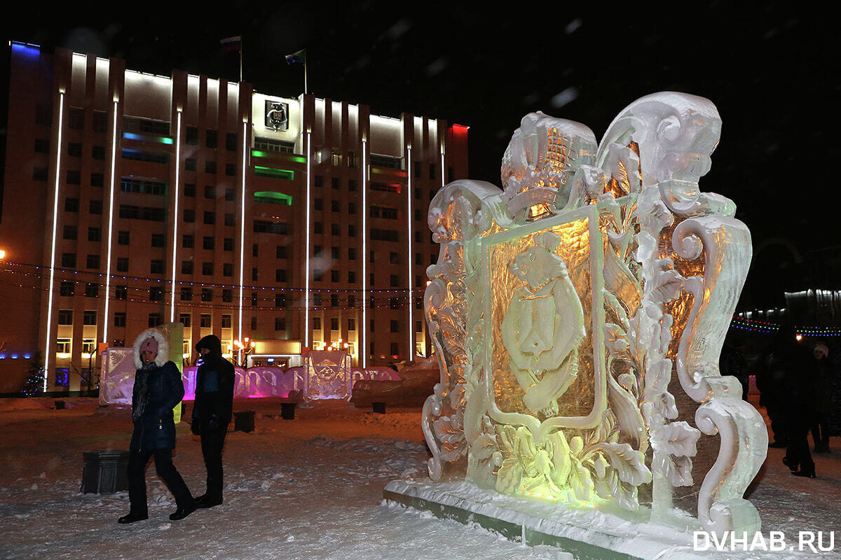 Новый год в хабаровске. Новый год Хабаровск 2022 площадь Ленина. Площадь Ленина в Хабаровске декабрь 2022. Хабаровск площадь Ленина фонтан ледяные скульптуры. Ледовые фигуры в Хабаровске 2022.