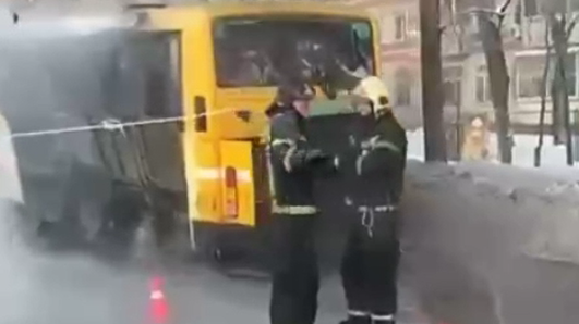 Пассажирский автобус полностью сгорел во время рейса по Хабаровску (ВИДЕО)