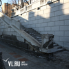 Во Владивостоке разрушилась часть лестницы у исторического здания «Серая лошадь» (ФОТО)