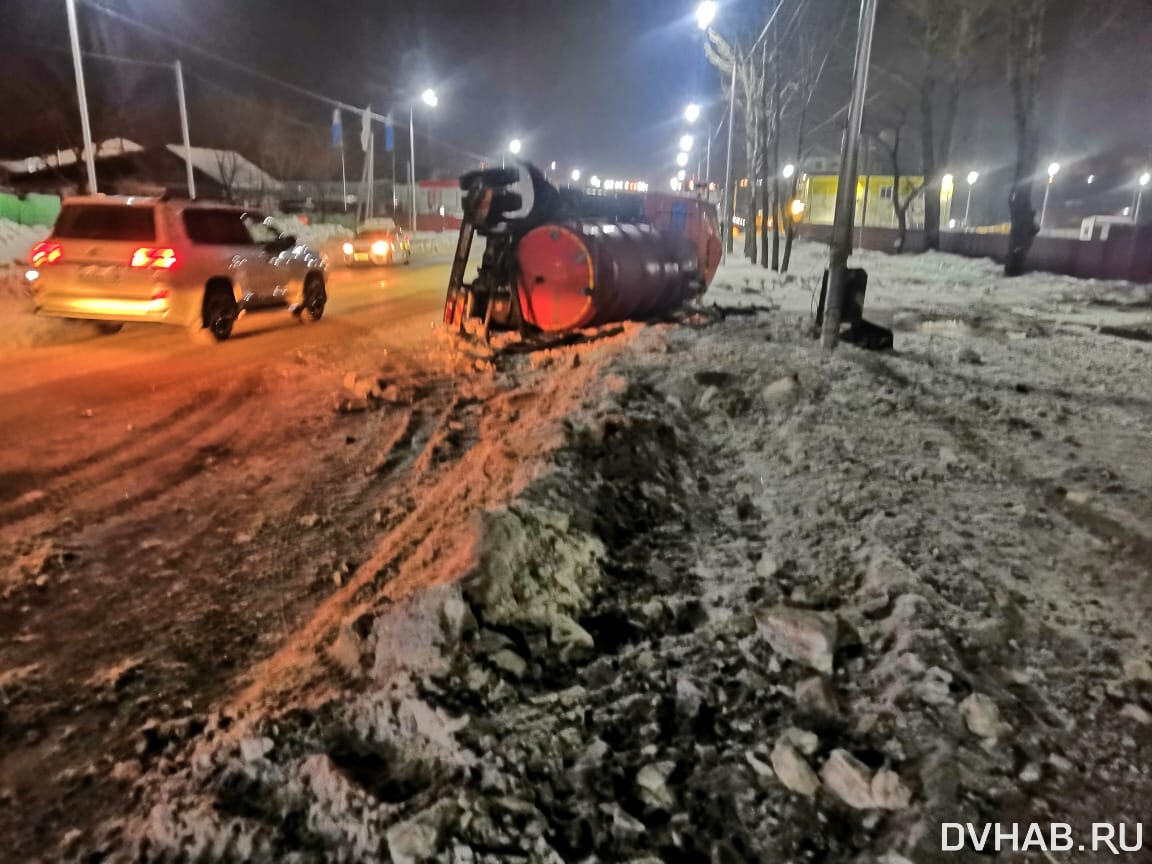 Пассажирский автобус перевернул КамАЗ на улице Шелеста (ФОТО) — Новости  Хабаровска