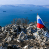 На вершине горы кто-то установил флаг РФ — newsvl.ru