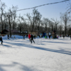 Внутри площадки есть ещё одна ледяная горка для детей, она отделена от катка снежным бортом — newsvl.ru