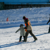 Малышей на сноуборд ставят инструкторы и родители — newsvl.ru