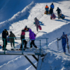 Тюбинг можно зацепить за подъёмник и прокатиться вверх, а вот лыжникам и сноубордистам приходится ходить пешком — newsvl.ru