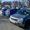 Почти вся парковка занята автомобилями — newsvl.ru
