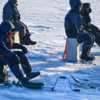 Судя по трофеям на льду, рыбалка сегодня удачная — newsvl.ru