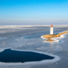 Вокруг маяка есть участки без льда, так что гулять тут нужно осторожно — newsvl.ru