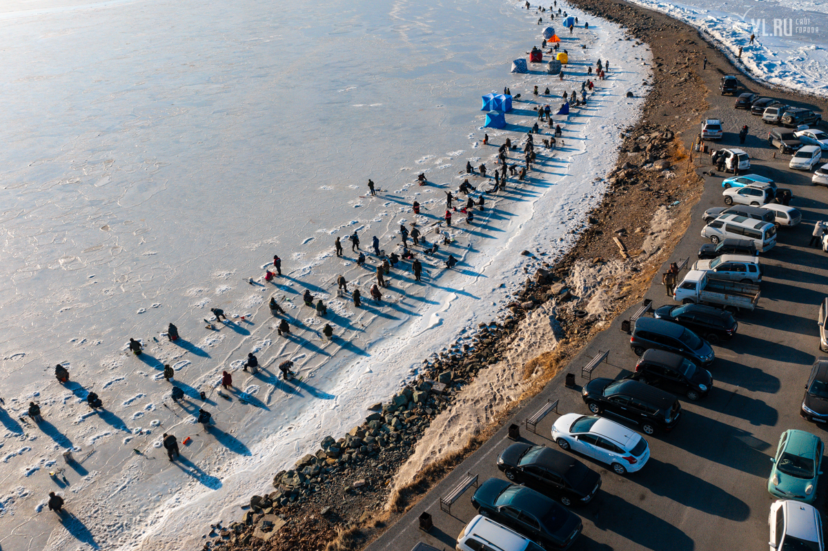 Подать воду владивосток. Акватория Владивосток. Рыбаки на льду Владивосток. Морские змеи в акватории Владивостока. Владивосток набережная во льду.