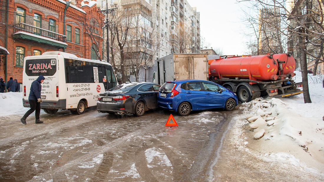 Дорожный кегельбан: улицу перекрыло массовое ДТП в центре Хабаровска (ФОТО; ВИДЕО)