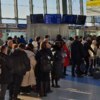 Пассажиров отправляют в очередь офиса авиакомпании, чтобы получить справку о задержке рейса — newsvl.ru
