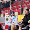 Юные болельщики принесли на матч плакаты, которые сделали своими руками — newsvl.ru