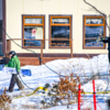 Люди приезжают покататься на лыжах и сноуборде — newsvl.ru
