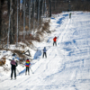 Лыжники и сноубордисты поднимаются наверх  — newsvl.ru