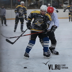 На уличных коробках во Владивостоке стартовал турнир по хоккею среди любителей 