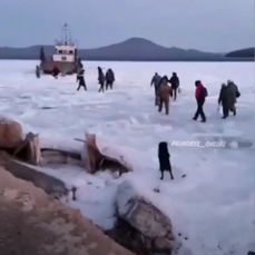 Плашкоут не смог подойти к берегу Путятина – жители острова добирались до судна по льду (ВИДЕО)
