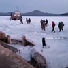 Судно не смогло подойти к берегу Путятина – жители острова добирались до него по льду (ВИДЕО)