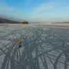 Любителям прогуляться по замёрзшему морю стоит позаботиться о тёплой одежде — newsvl.ru