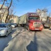 Большегруз протаранил припаркованный в неположенном месте Toyota Crown на спуске к Светланской — newsvl.ru