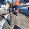 Рабочие демонтируют столбики — newsvl.ru