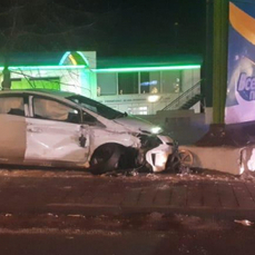Во Владивостоке злостный нарушитель за рулём Toyota Prius врезался в стелу АЗС – пострадали три пассажира