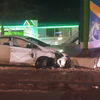 Во Владивостоке злостный нарушитель за рулём Toyota Prius врезался в стелу АЗС – пострадали три пассажира