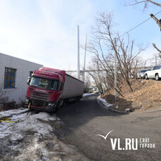 Навигатор завёл тюменского водителя в ловушку в центре Владивостока – вытащить фуру помогли неравнодушные горожане (ФОТО; ВИДЕО)