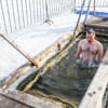 Военные не задерживались в ледяной проруби и быстро уходили в раздевалку греться — newsvl.ru