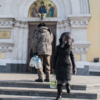 Люди идут в собор Покрова Пресвятой Богородицы — newsvl.ru