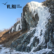 Городские водопады: заледеневшие грунтовые воды на сопках Владивостока привлекают любителей красивых пейзажей (ФОТО)