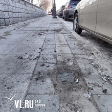 Цепи – неотъемлемая часть Владивостока: горожане про снос чугунных столбиков на тротуарах (ВИДЕОБЛИЦ)