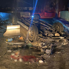 В районе Спутника Subaru Legacy врезался в столб и перевернулся – погиб пассажир