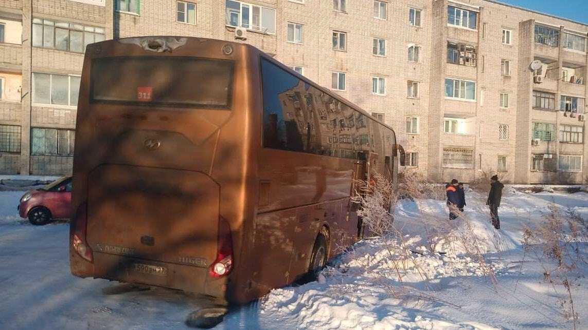 Междугородний автобус застрял в снегу под Хабаровском (ФОТО)