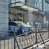 Ford пробил дорожное ограждение и врезался в торговый центр на улице Гоголя (ФОТО)