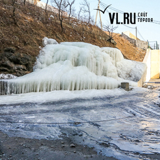 Растущая ледяная глыба &laquo;поглощает&raquo; дорогу за общежитием ДВФУ во Владивостоке (ФОТО)