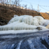 Льда с каждым днём становится всё больше, а глыба уже «поглощает» дорогу   — newsvl.ru