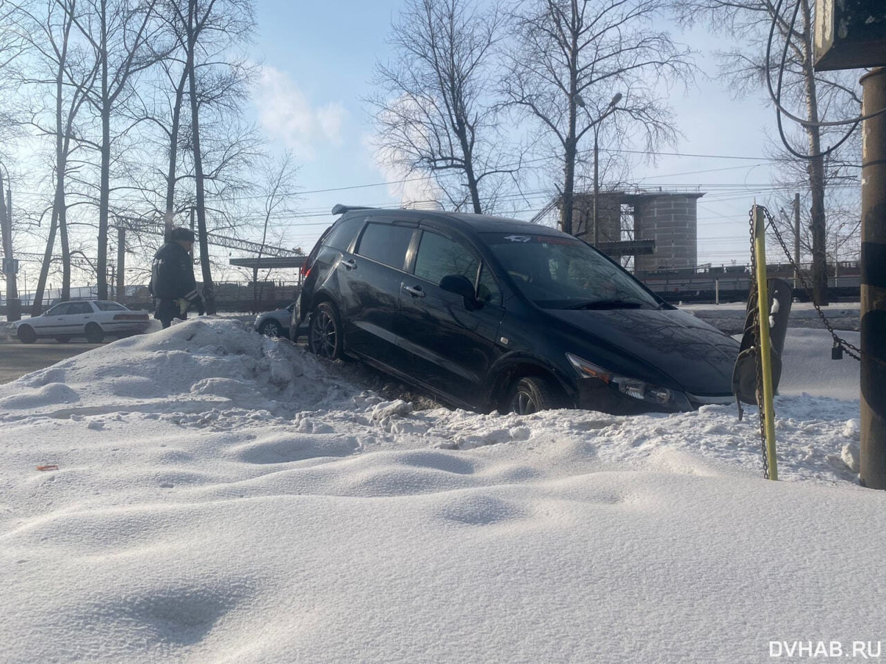 Легковой автомобиль вогнал в сугроб на обочине шофер самосвала (ФОТО) —  Новости Хабаровска