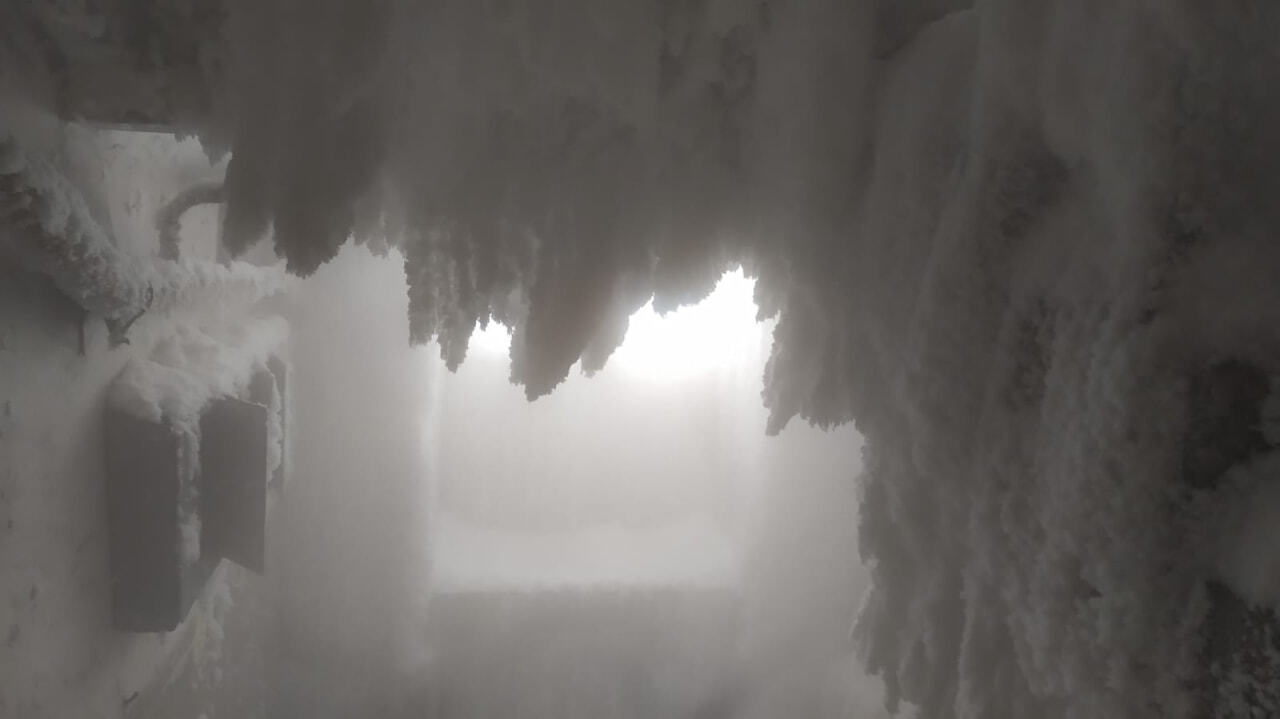 Снежные сталактиты выросли в подъезде дома в Хабаровском крае (ФОТО; ВИДЕО)