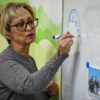 Вера Аркадьевна рисует на доске, чтобы детям было понятнее — newsvl.ru
